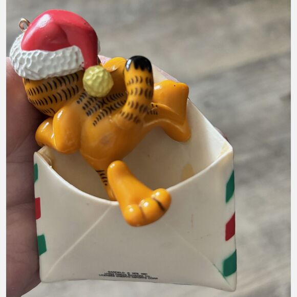 Vintage Garfield Mailing Himself To North Pole Christmas Holiday Tree Ornament - Picture 5 of 5